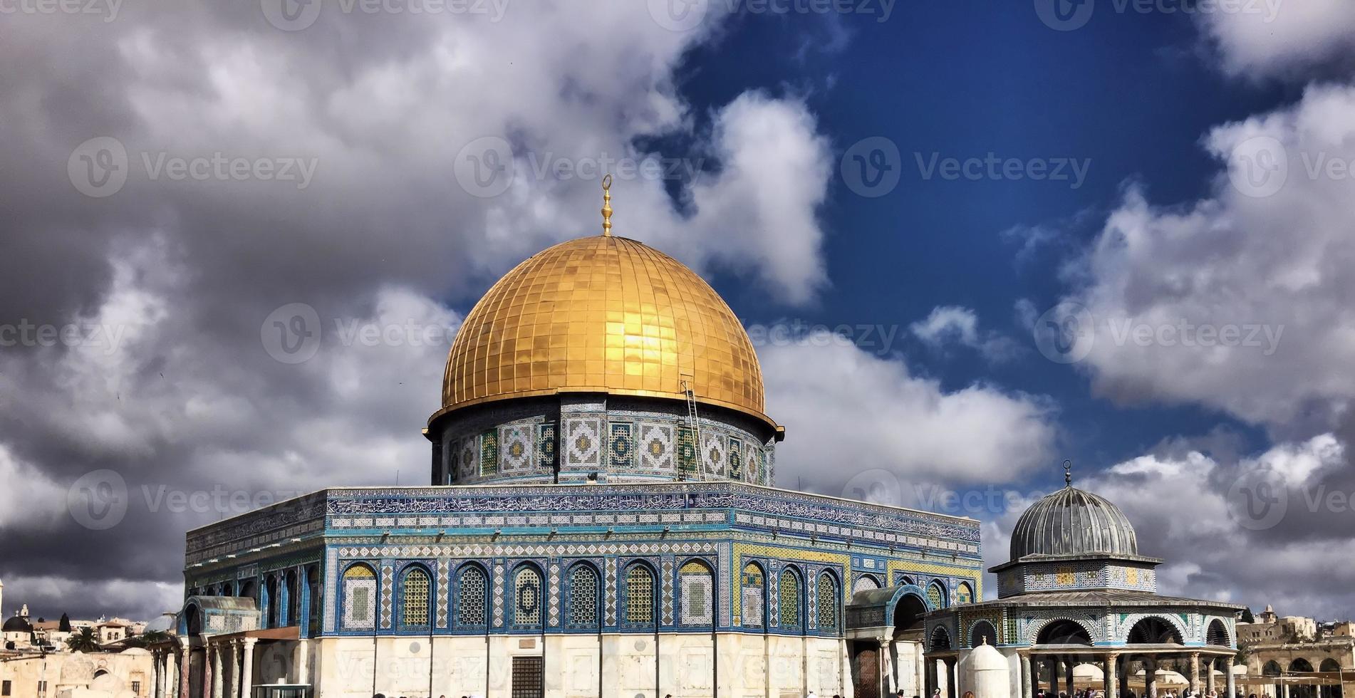 una veduta della cupola della roccia a gerusalemme foto