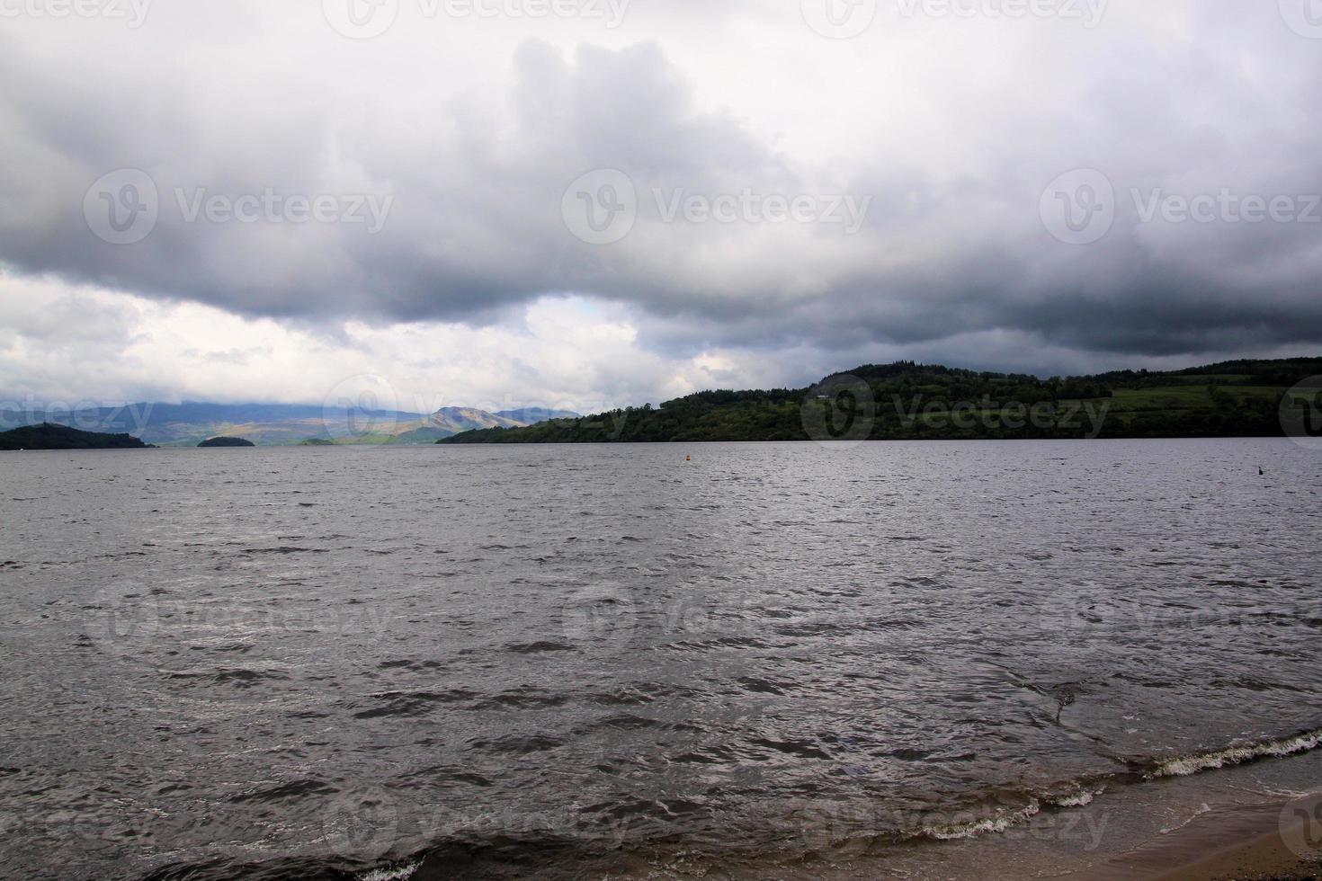 una vista di Loch Lomond in Scozia al sole del mattino foto