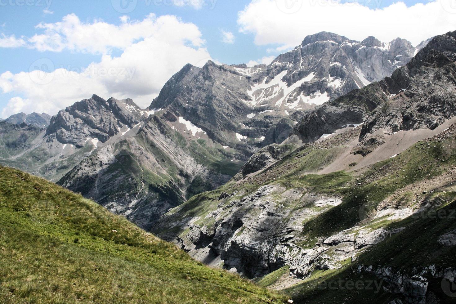 vista dei Pirenei dal versante francese foto