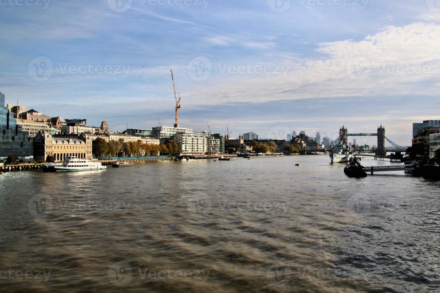 una vista del fiume Tamigi a Londra foto