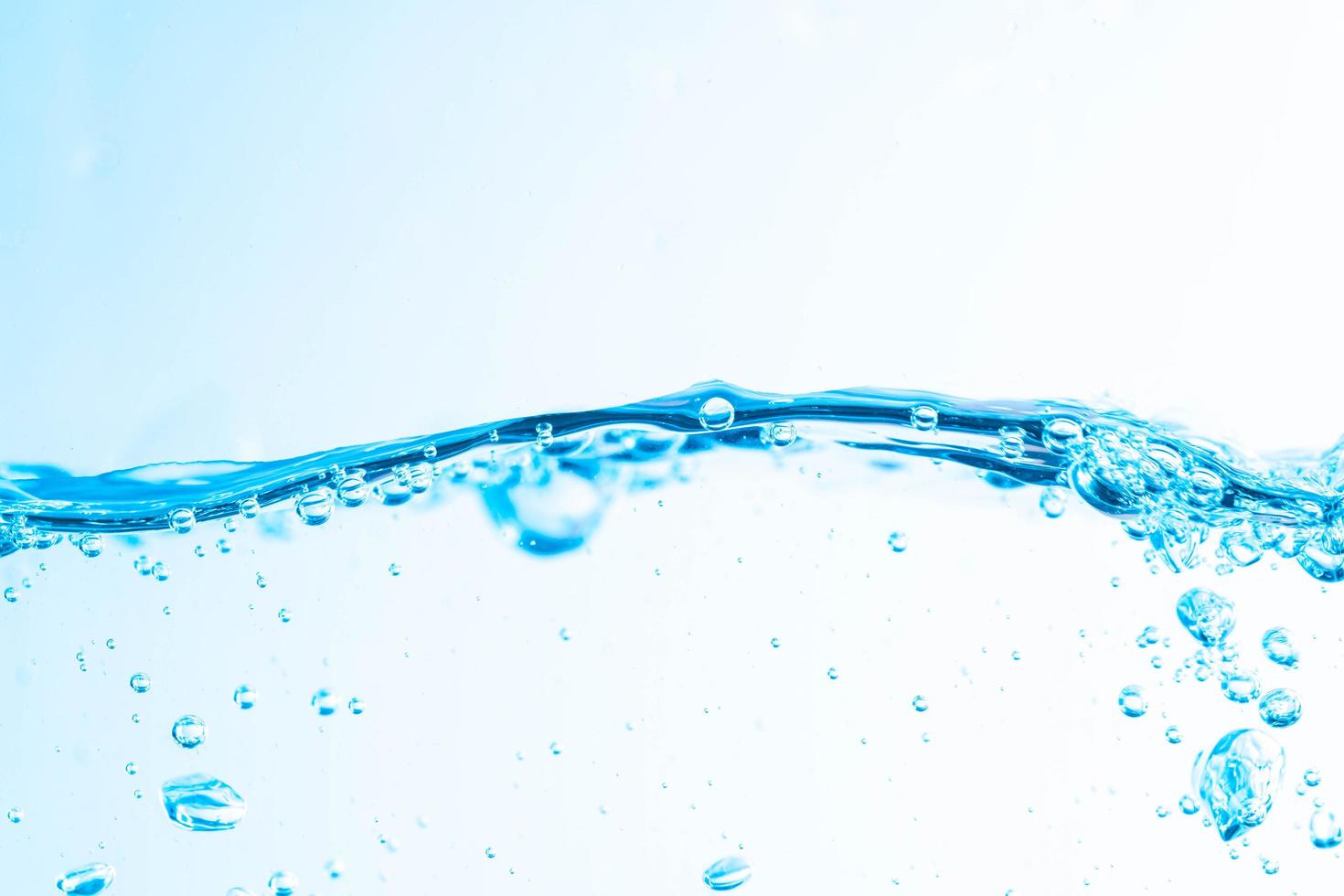 immagine di sfondo di acqua in movimento in onde, bolle, su sfondo bianco foto