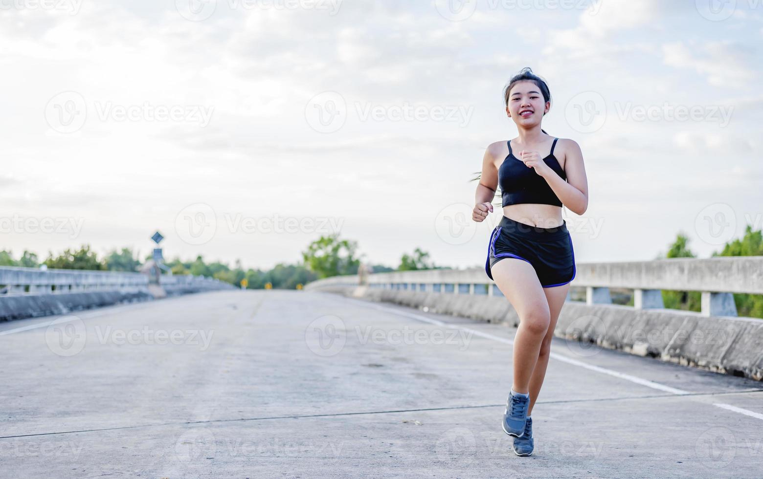 donna che fa jogging sera o mattina, allenamento in esecuzione per riposare e recuperare. foto