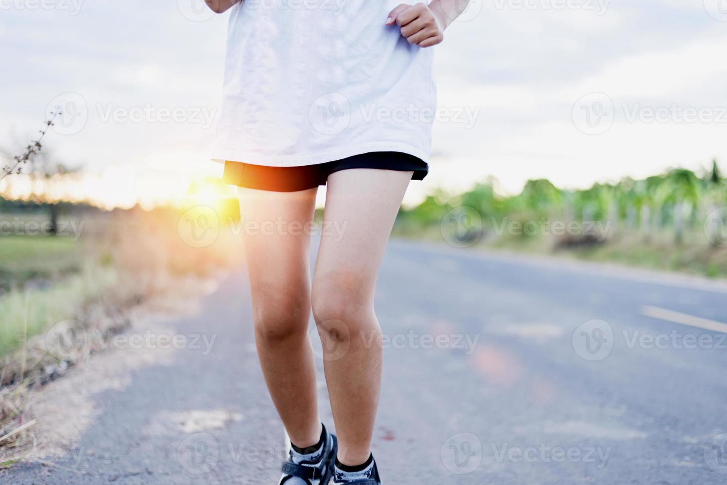 donna che fa jogging sera o mattina, allenamento in esecuzione per riposare e recuperare. foto