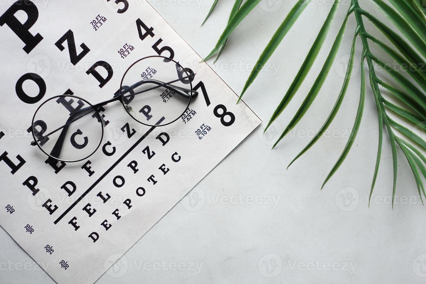 accessori per oftalmologo occhiali con un target di prova per la correzione della vista foto