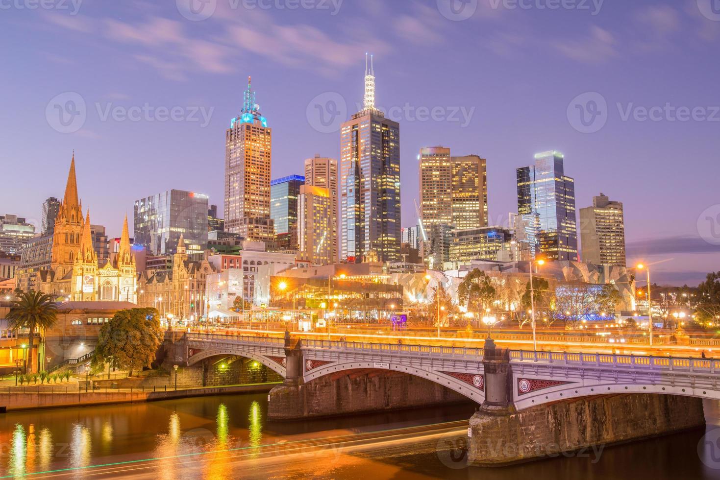 vista del paesaggio urbano di melbourne di notte. melbourne city la città australiana più vivibile del mondo di sera. foto