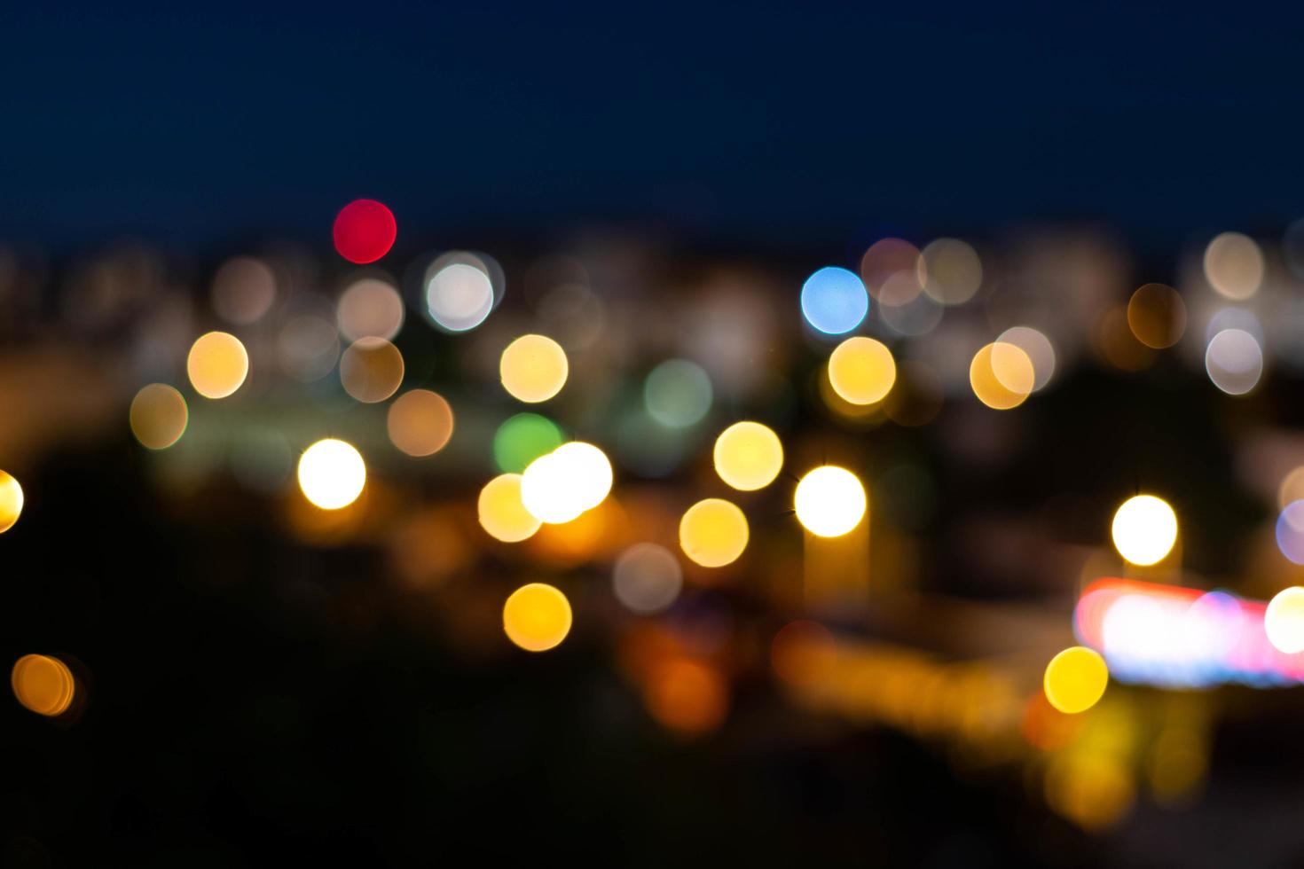 bokeh della città in una calda notte d'estate foto