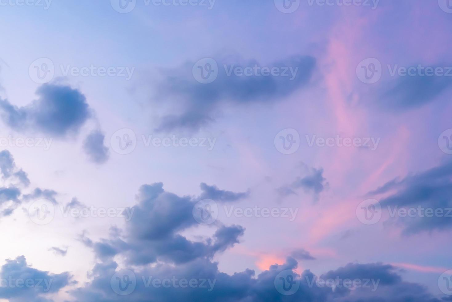 copia spazio concetto minimo di cielo blu estivo e nuvola bianca vuota astratta. foto