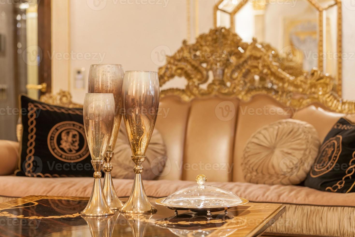 bicchieri di champagne sul tavolo foto