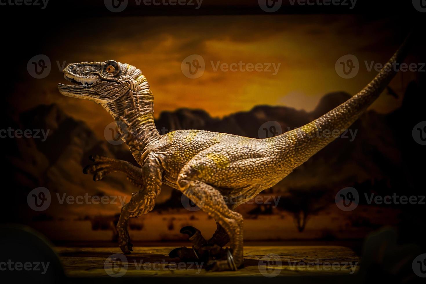 vetrina, giocattolo di plastica realistico di dinosauri nella scatola sullo scaffale. luce scura di basso livello. foto