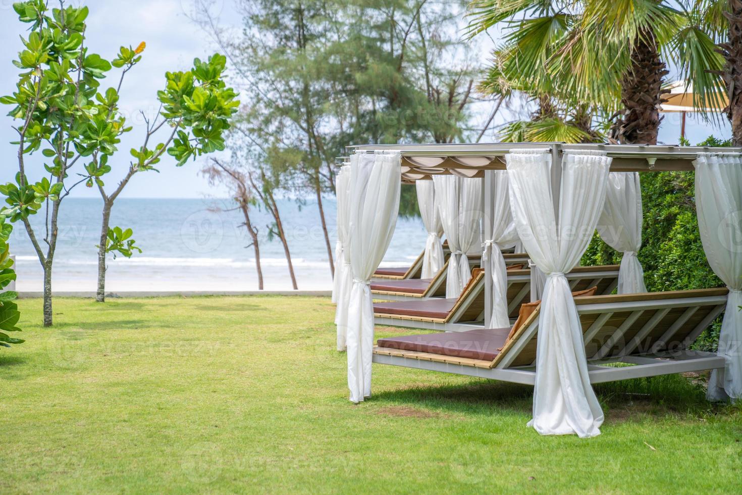 rilassante padiglione quadrato nella linea in direzione della spiaggia e del mare in un accogliente ambiente tropicale sulla spiaggia asiatica. foto