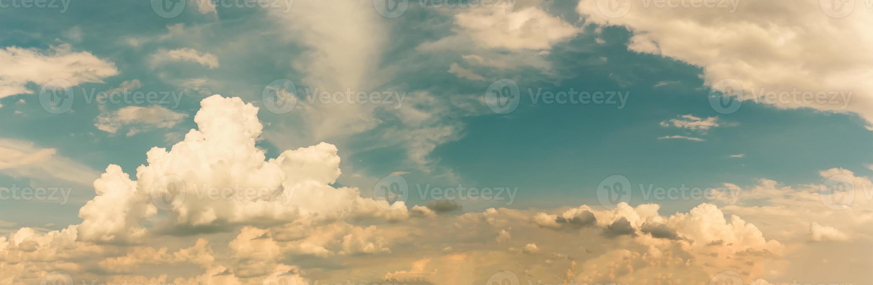 panorama del cielo nuvoloso estivo con nuvola di pile foto