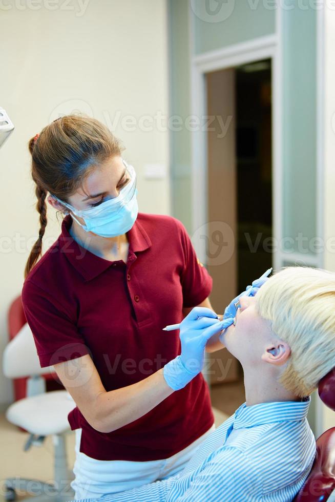 dentista che cura una paziente foto