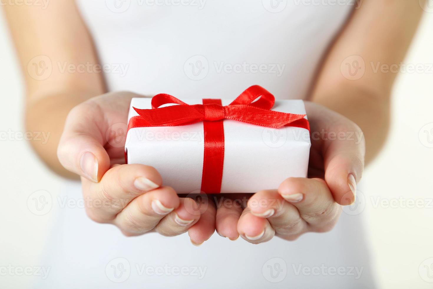 mani femminili che tengono il contenitore di regalo foto