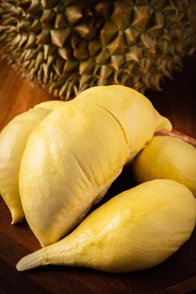 durian, re dei frutti tropicali nel sud-est asiatico, thailandia. dessert fresco di frutta popolare in Thailandia servito. il suo frutto è dolce, di consistenza burrosa, pochissimo succo. durian ha un odore notoriamente forte foto