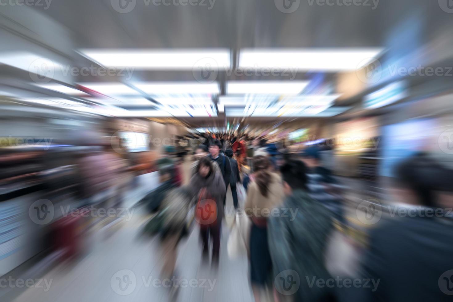 zoom sfocatura movimento folla di passeggeri giapponesi nel trasporto della metropolitana sotterranea, giappone foto