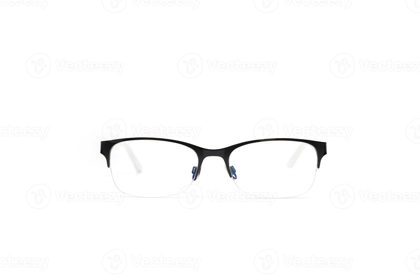 occhiali semplici con montatura nera in grassetto sulla parte superiore dell'obiettivo. è isolato dallo sfondo e si trova sullo sfondo bianco nella luce dello studio. foto