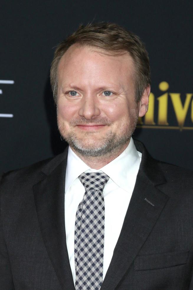 los angeles nov 14 - rian johnson alla premiere di coltelli fuori al teatro del villaggio il 14 novembre 2019 a westwood, ca foto