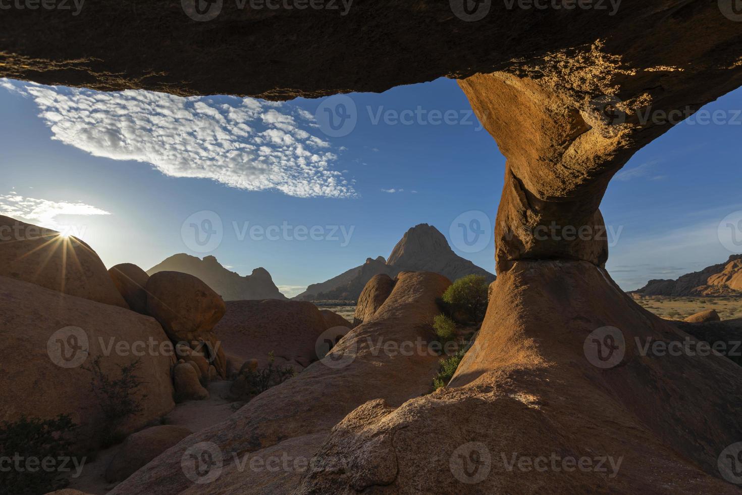 sole starburst su rocce di granito rosso foto