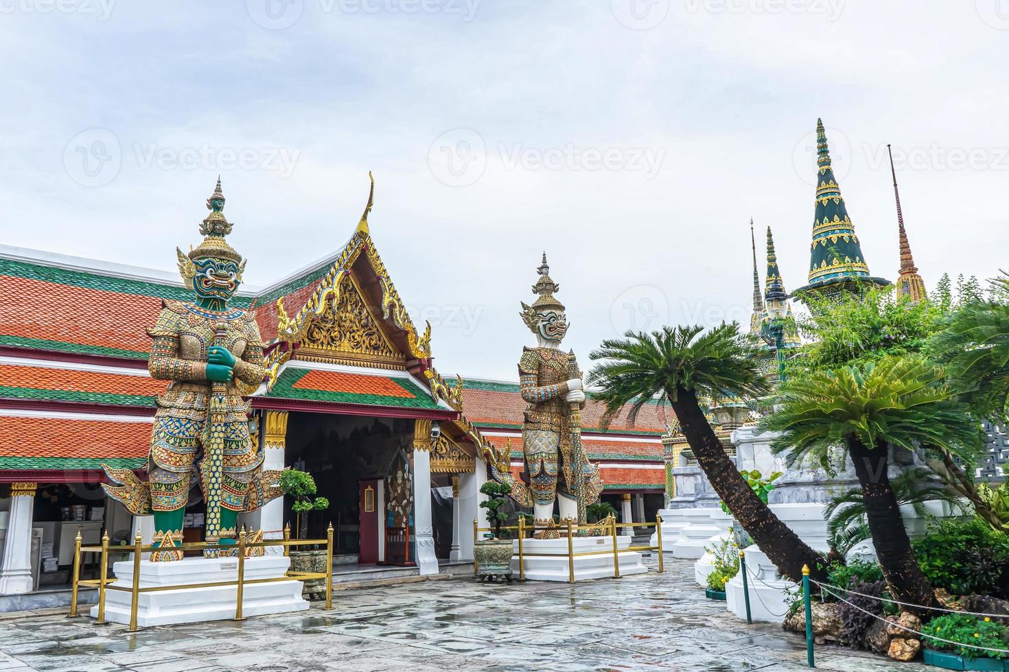 un punto di riferimento di Wat Phra Kaew a Bangkok, in Thailandia. un posto in cui tutti, in ogni religione, possono essere visti. foto