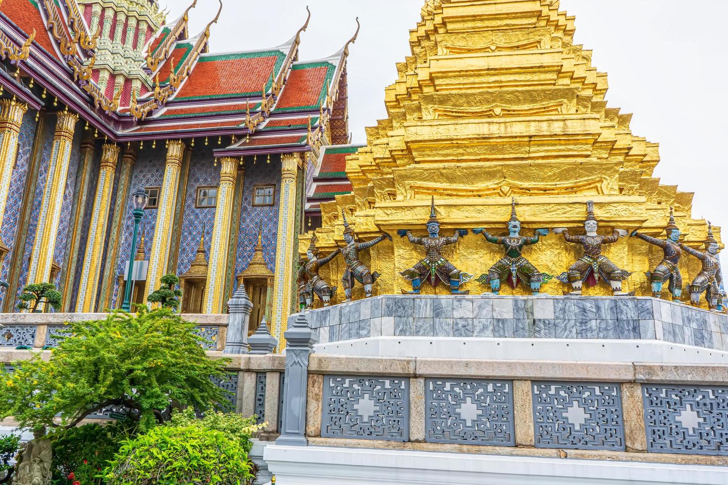 un punto di riferimento di Wat Phra Kaew a Bangkok, in Thailandia. un posto in cui tutti, in ogni religione, possono essere visti. foto