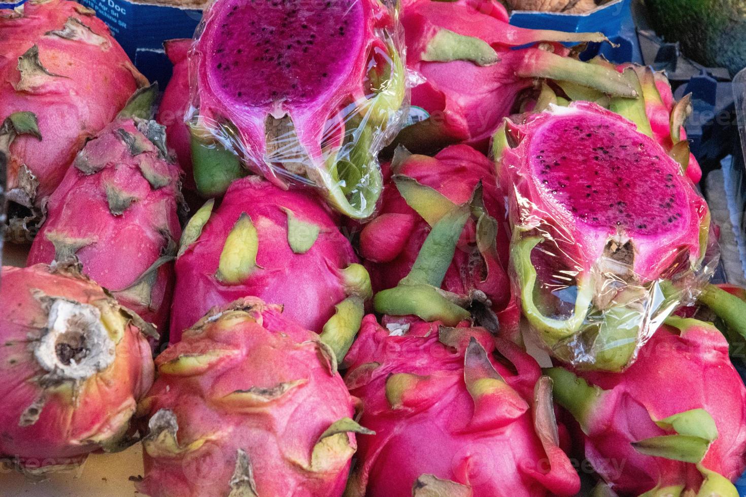 un pitaya o pitahaya è il frutto di diversi cactus foto