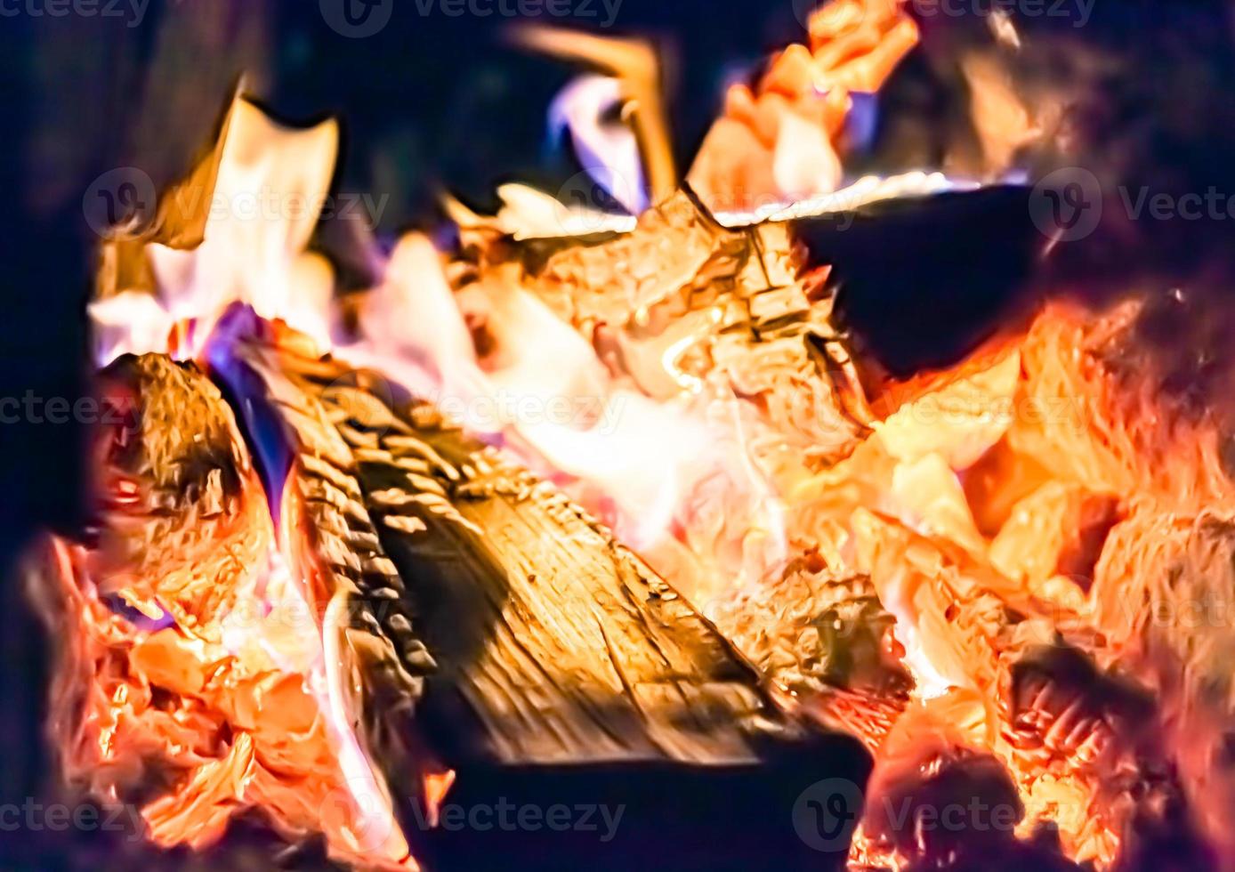 bellissimo camino antico con fuoco a fiamma leggera per il riscaldamento della stanza dell'edificio foto