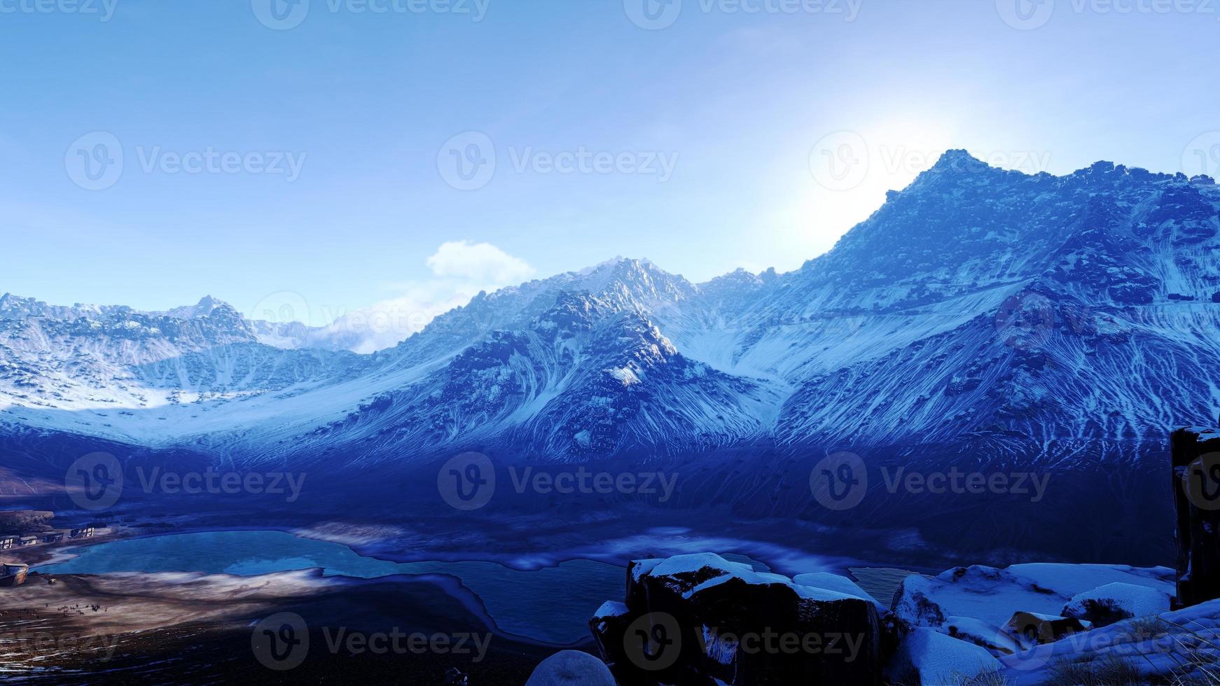 Paesaggio di rendering 3d di montagne innevate invernali e enormi rocce, cieli limpidi. foto