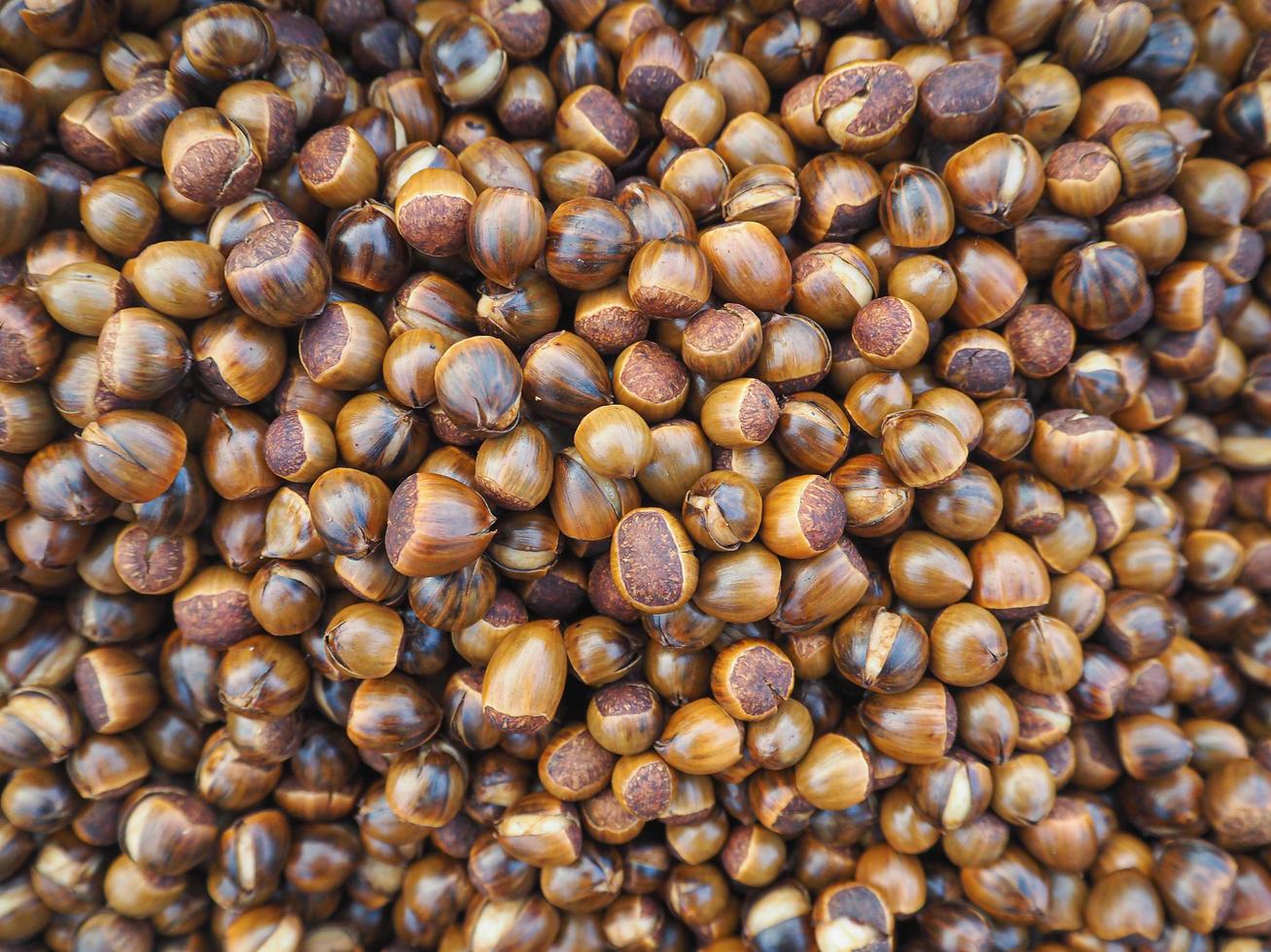 mucchio di castagne in vendita nel mercato foto