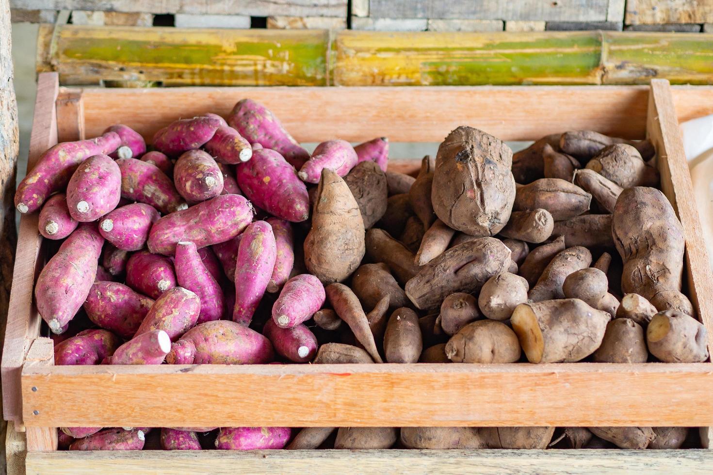 mucchio di patate dolci in vendita sul mercato foto