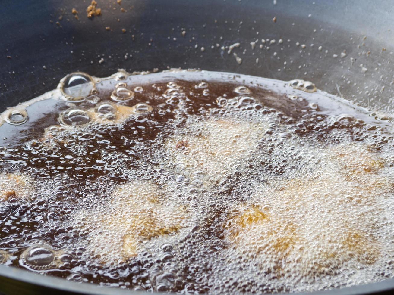 olio bollente in padella per la cottura foto