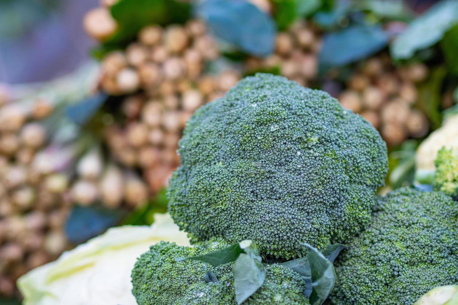 primo piano di broccoli freschi in vendita sul mercato foto