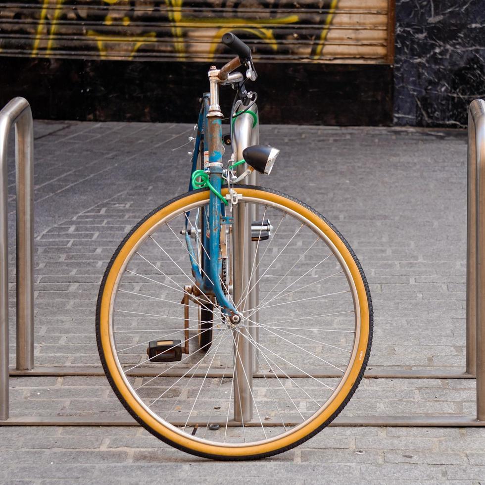 modo di trasporto in bicicletta in città foto