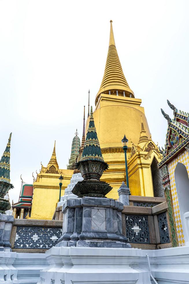 un punto di riferimento di Wat Phra Kaew a Bangkok, in Thailandia. un posto in cui tutti, in ogni religione, possono essere visti. foto