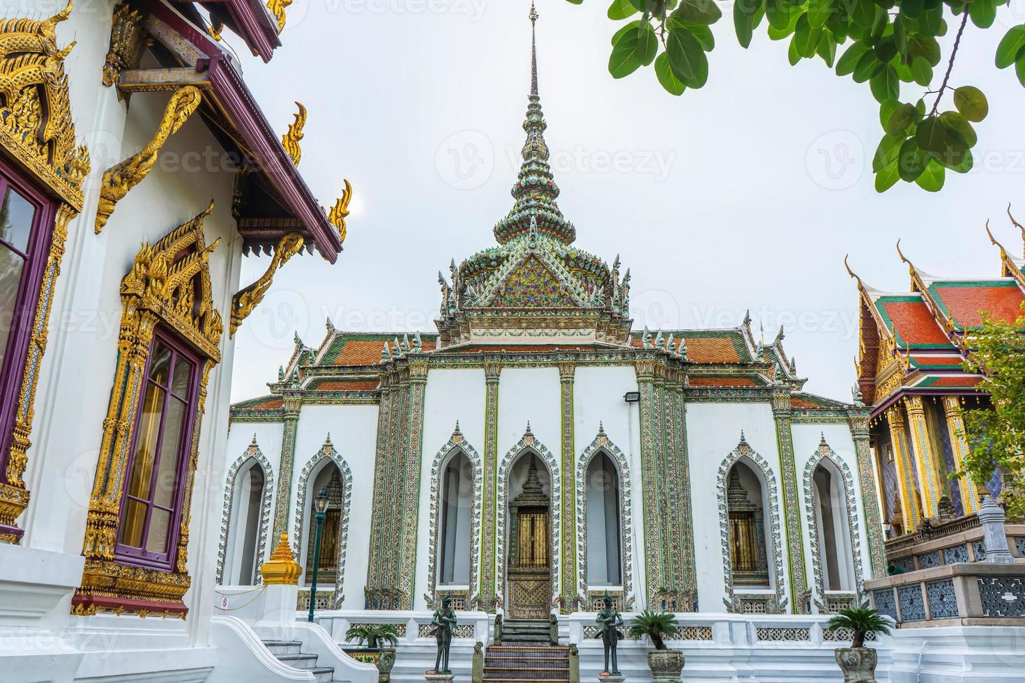 un punto di riferimento di Wat Phra Kaew a Bangkok, in Thailandia. un posto in cui tutti, in ogni religione, possono essere visti. foto