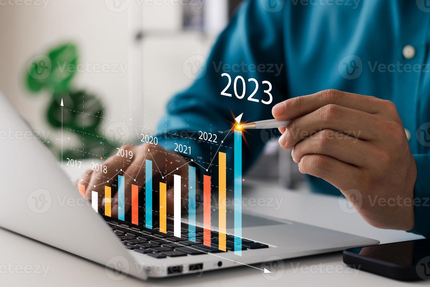 l'uomo d'affari analizza la redditività delle aziende che lavorano con la grafica di realtà aumentata digitale, indicatori positivi nel 2023, l'uomo d'affari calcola i dati finanziari per investimenti a lungo termine. foto