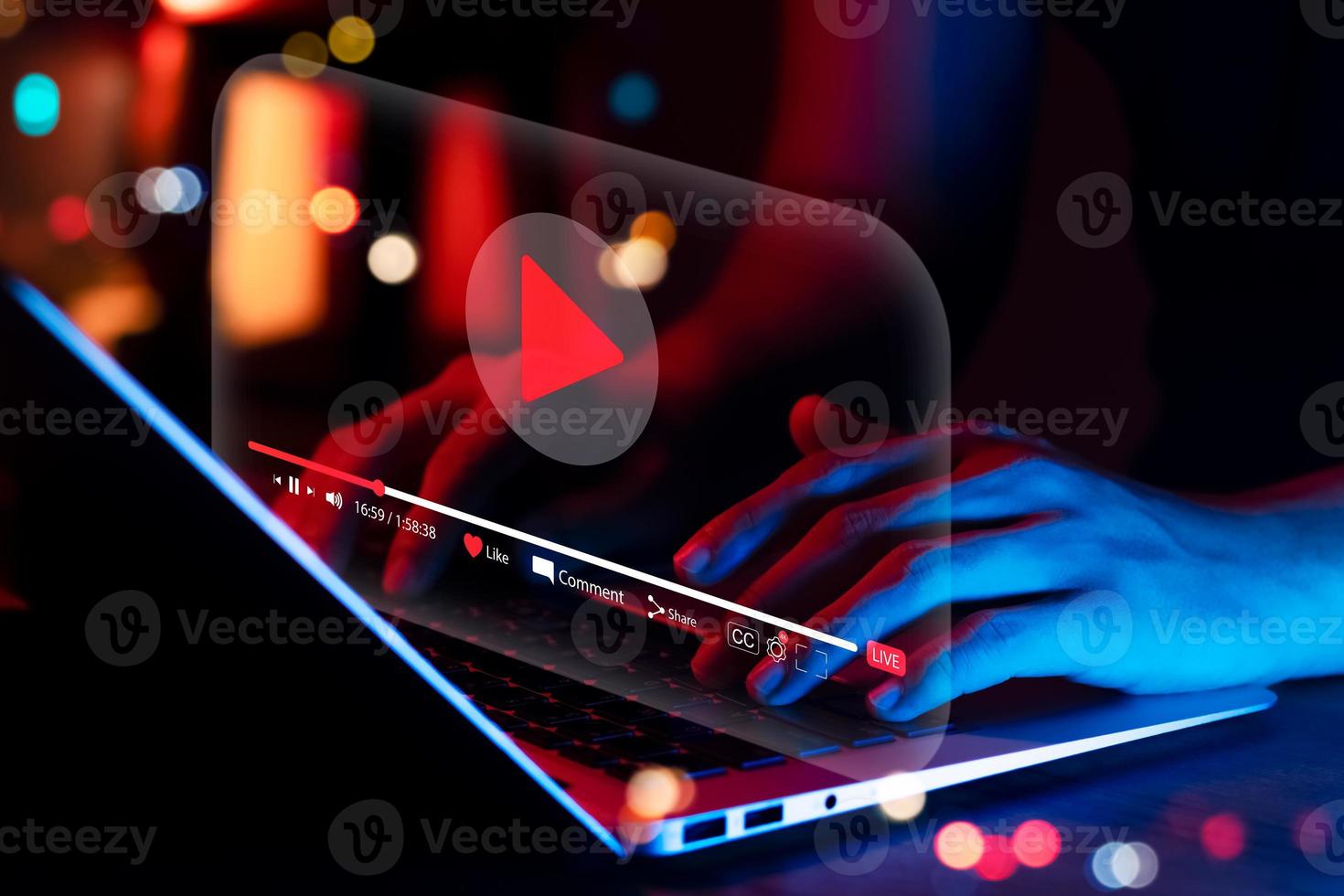 streaming di film online con un computer portatile, giovane che guarda un film su un telefono cellulare con un servizio di lettore video immaginario. foto