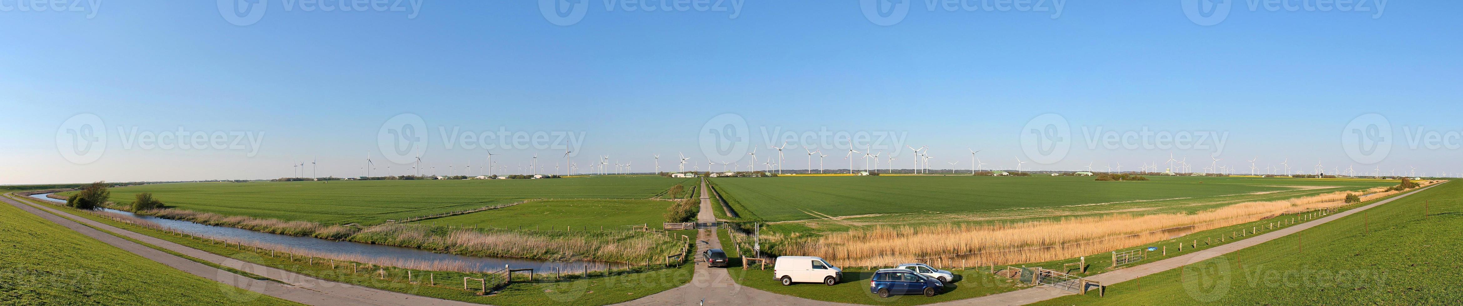 vista panoramica sui mulini a vento di energia alternativa in un parco eolico nel nord europa foto