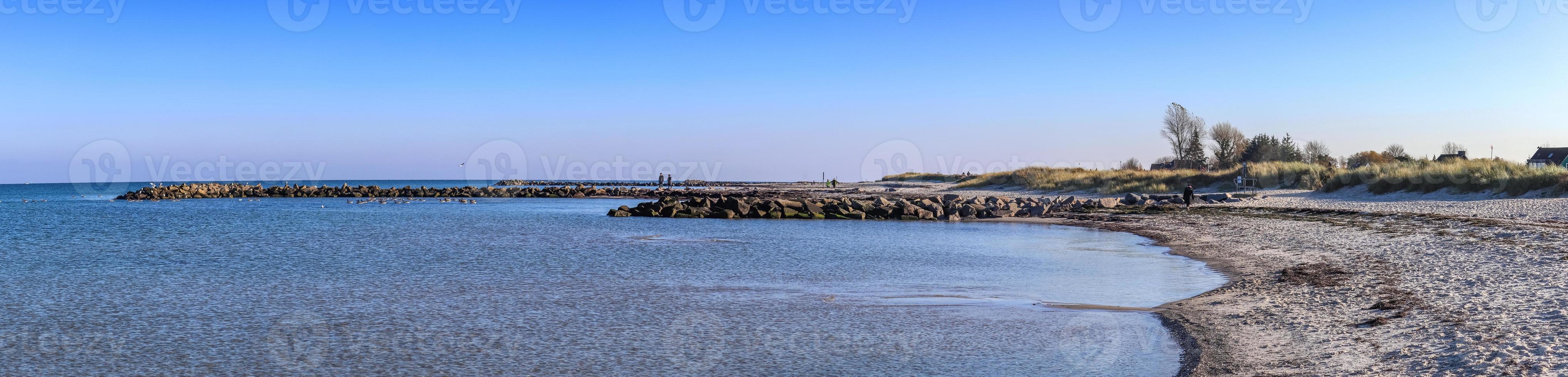 bella vista sulle spiagge sabbiose del Mar Baltico in una giornata di sole foto