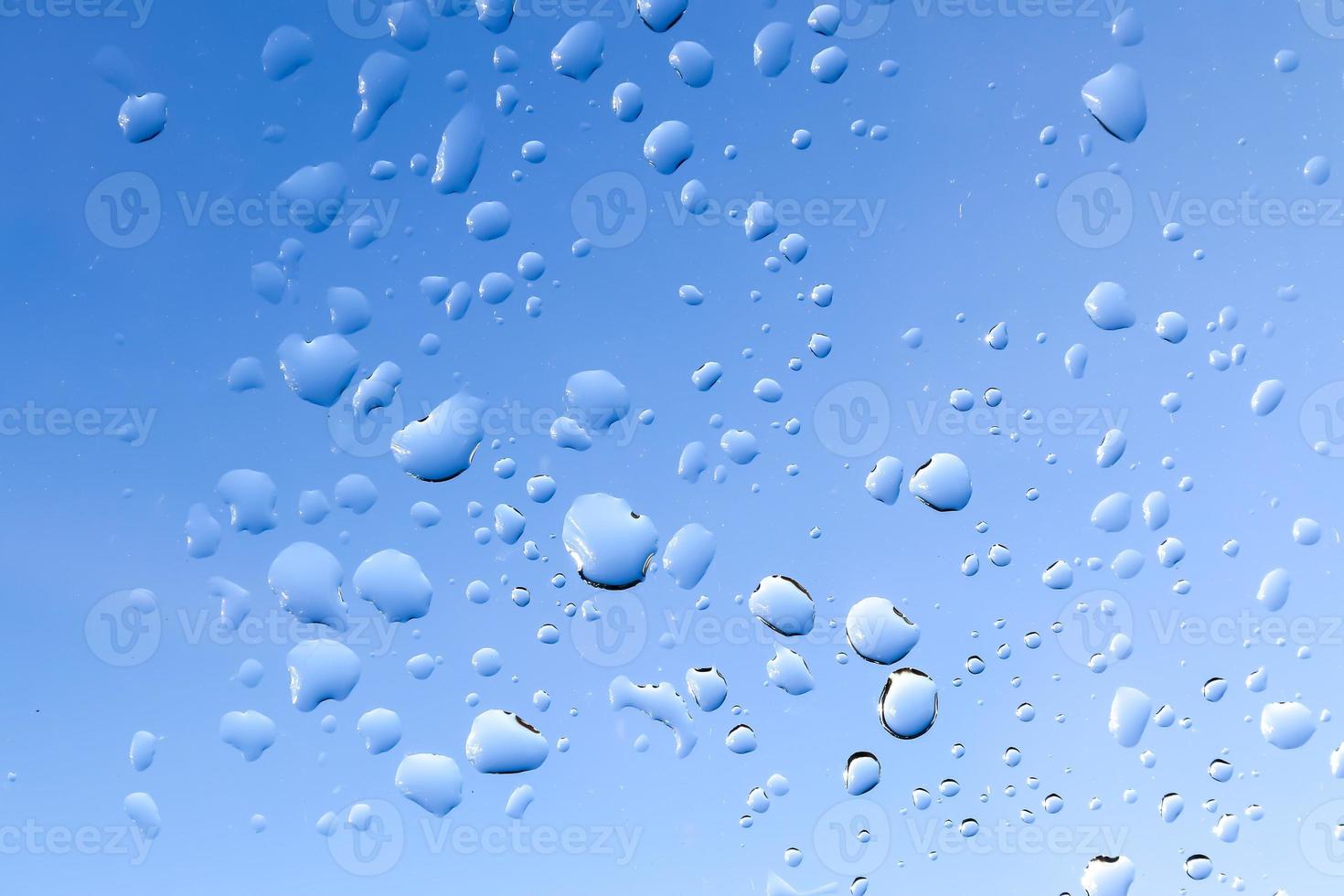 gocce di pioggia che scendono da una finestra in una vista ravvicinata. foto