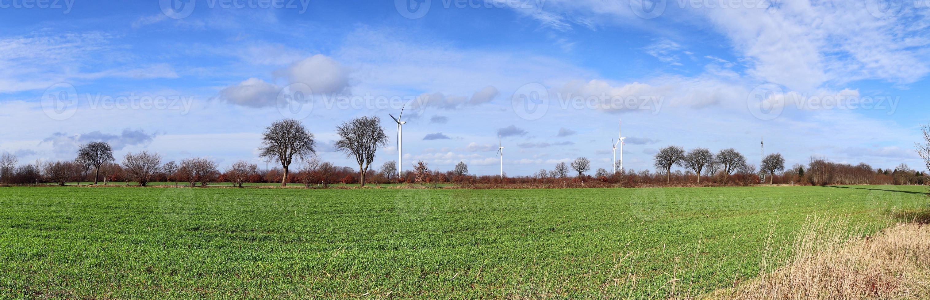 vista panoramica sui mulini a vento di energia alternativa in un parco eolico nel nord europa foto