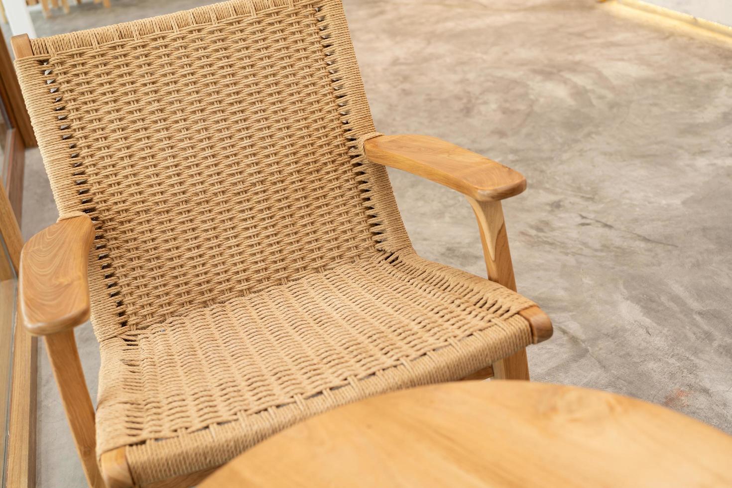 concetto neutro di interni soggiorno con poltrona in legno di design. primo piano della sedia in legno con rattan, bella superficie in legno di quercia, motivo in rattan. foto