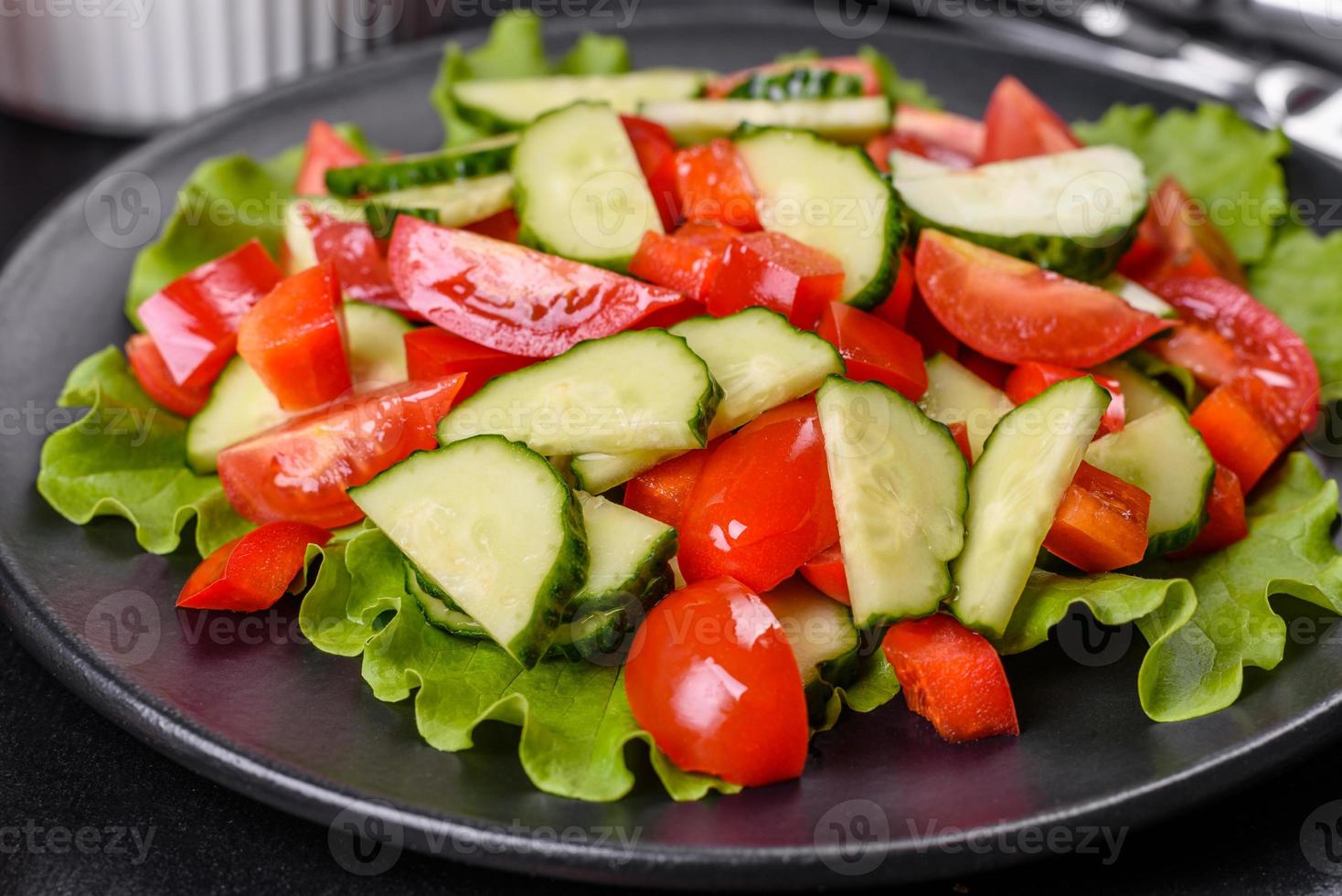 insalata di lattuga, cetrioli, spinaci, pomodoro e uova di quaglia con erbe aromatiche e limone foto