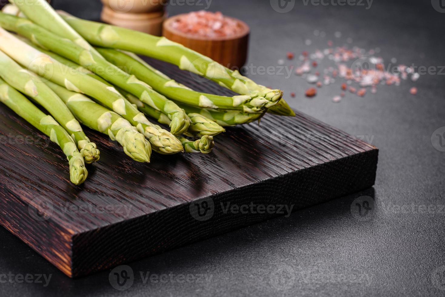 mazzetto di verdure biologiche di asparagi verdi maturi freschi pronti da cucinare o grigliare foto