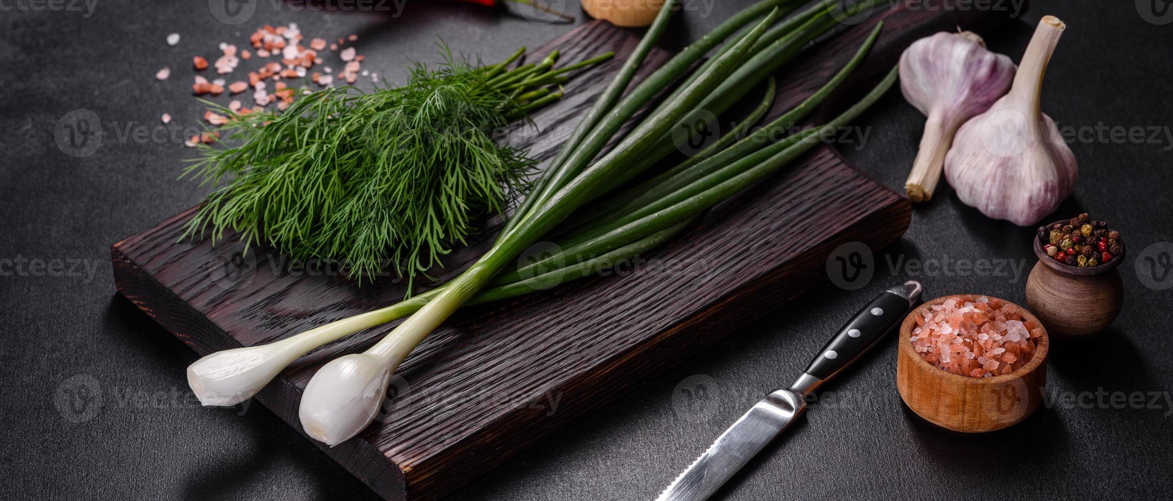 cipollotti, aneto, aglio e peperoncino, nonché spezie ed erbe aromatiche foto