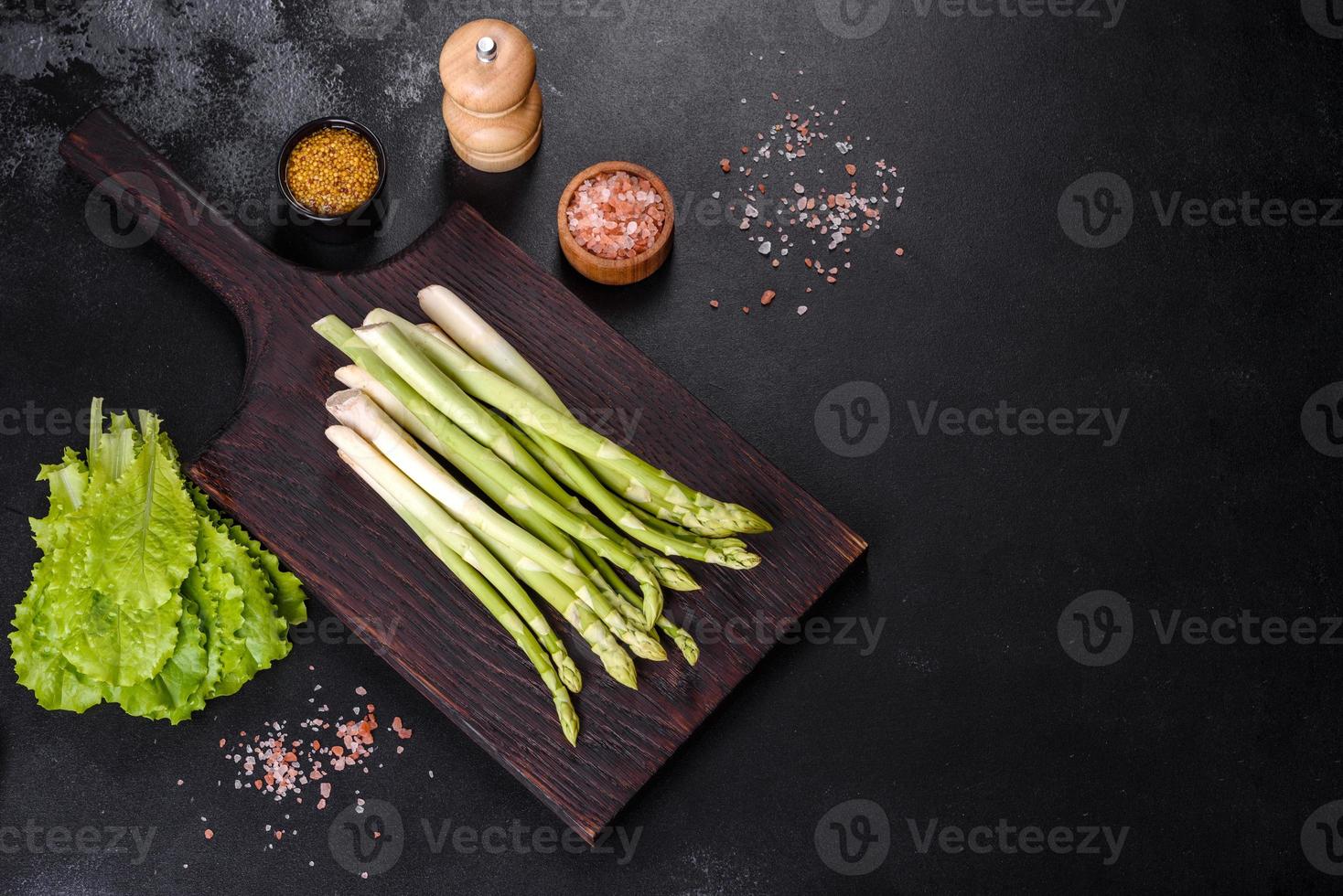 mazzetto di verdure biologiche di asparagi verdi maturi freschi pronti da cucinare o grigliare foto