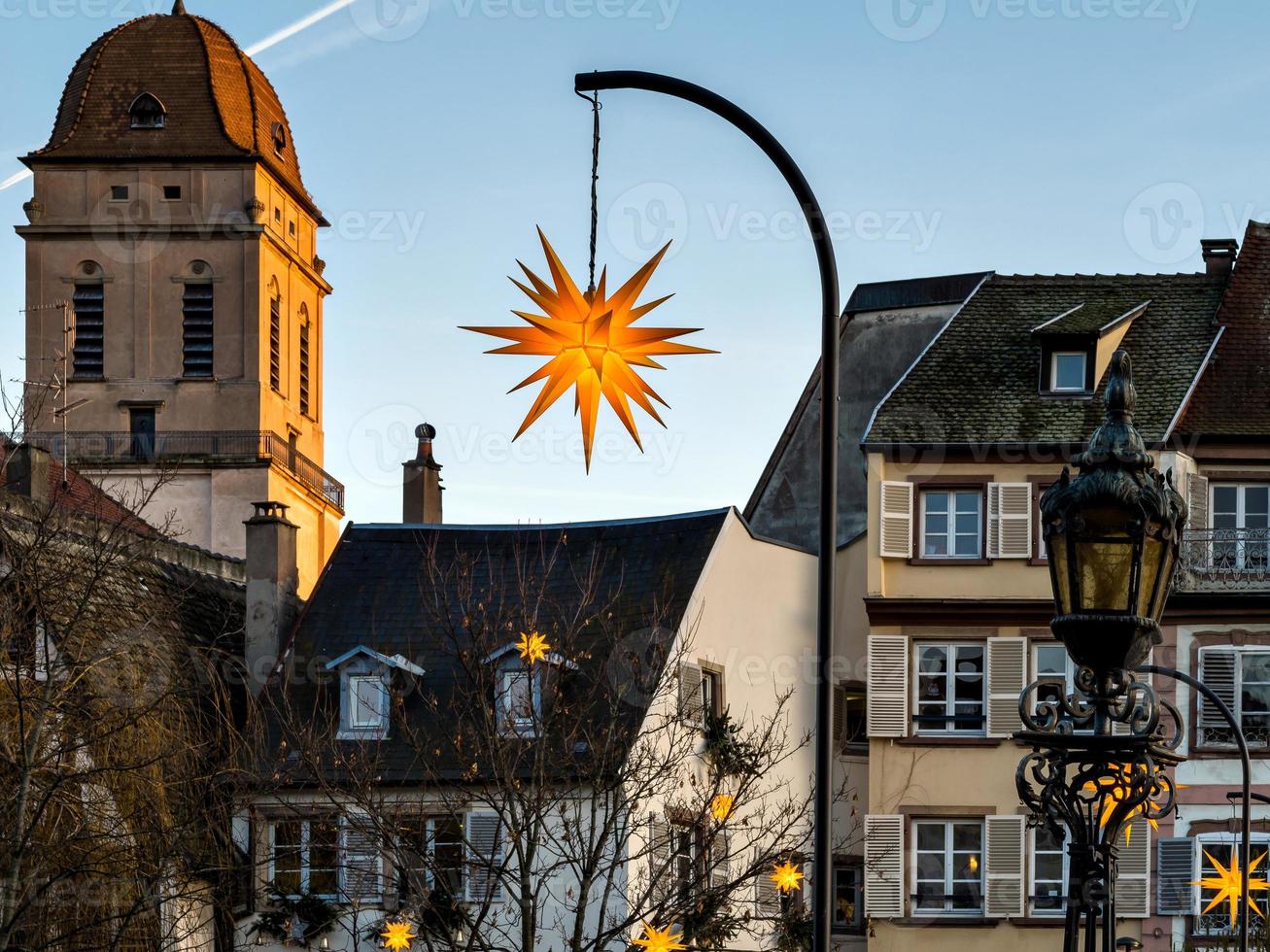 strade del centro storico di strasburgo. giornata di sole, prospettiva. foto