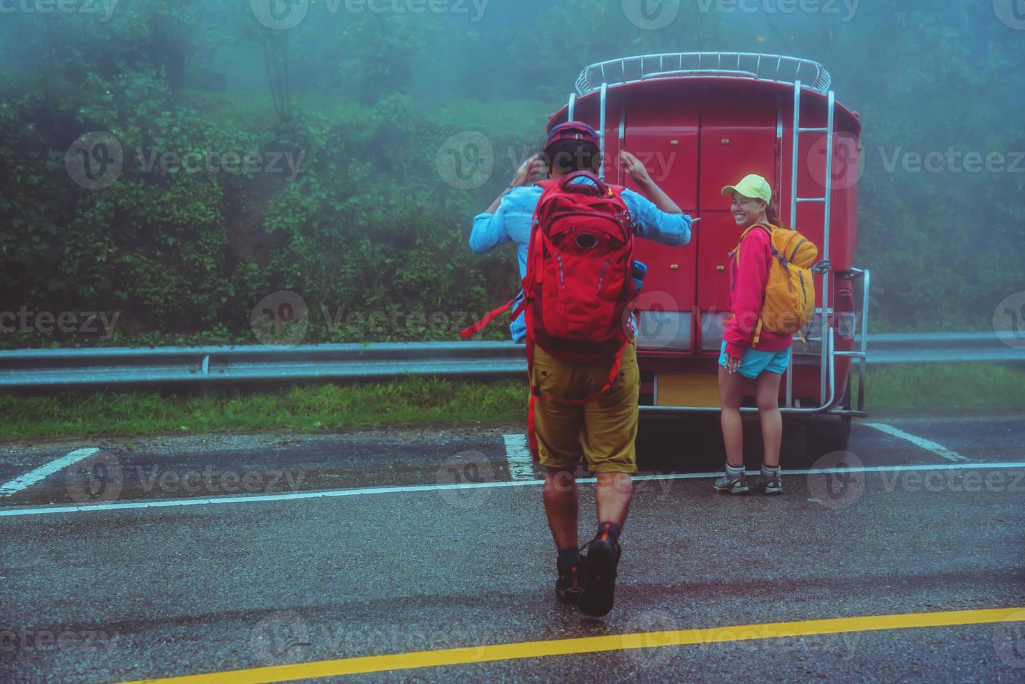 amante uomo asiatico e donne asiatiche viaggiano nella natura. studio della natura nella foresta pluviale in mezzo alla nebbia rainyat. viaggiare in minibus a chiangmai in thailandia. foto