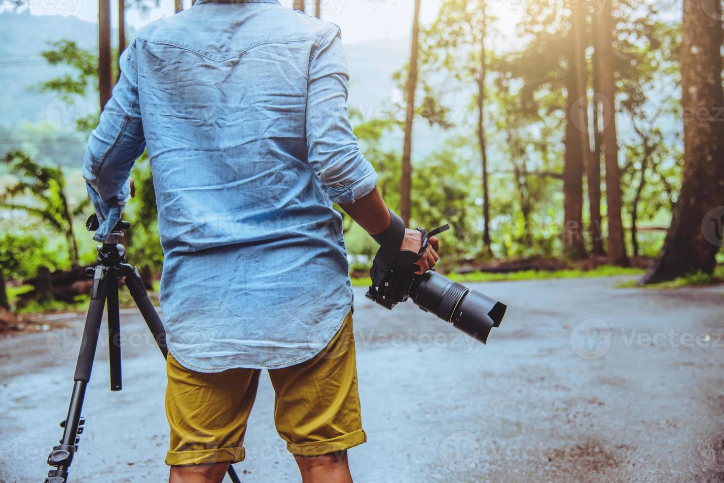 fotografo uomo asiatico viaggio natura. viaggiare rilassati. studio della natura. al parco pubblico in estate. parco nazionale doi inthanon in thailandia. foto