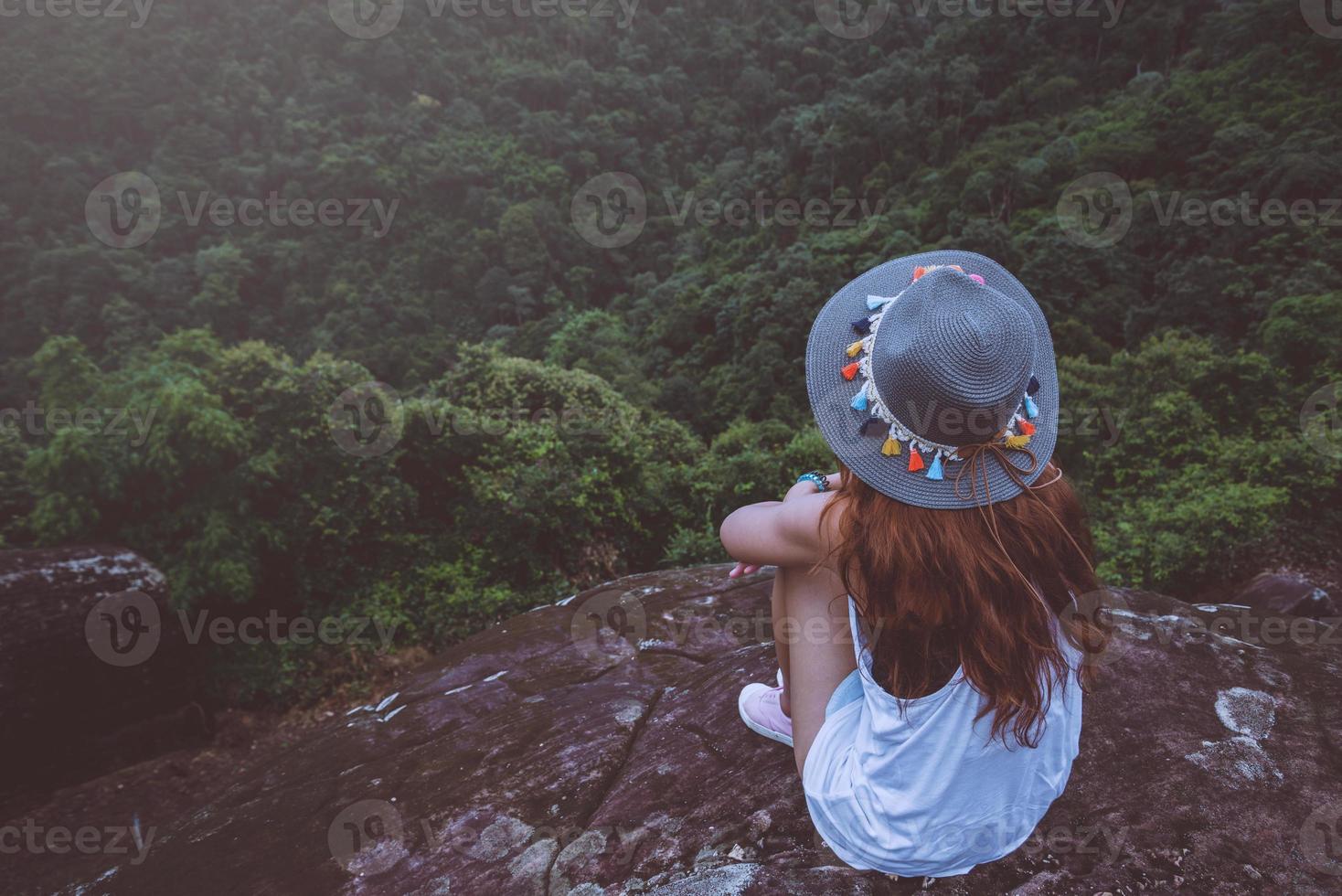 le donne asiatiche si rilassano durante le vacanze. viaggiare rilassati. sulla scogliera di roccia della montagna. natura delle foreste di montagna in Thailandia. foto