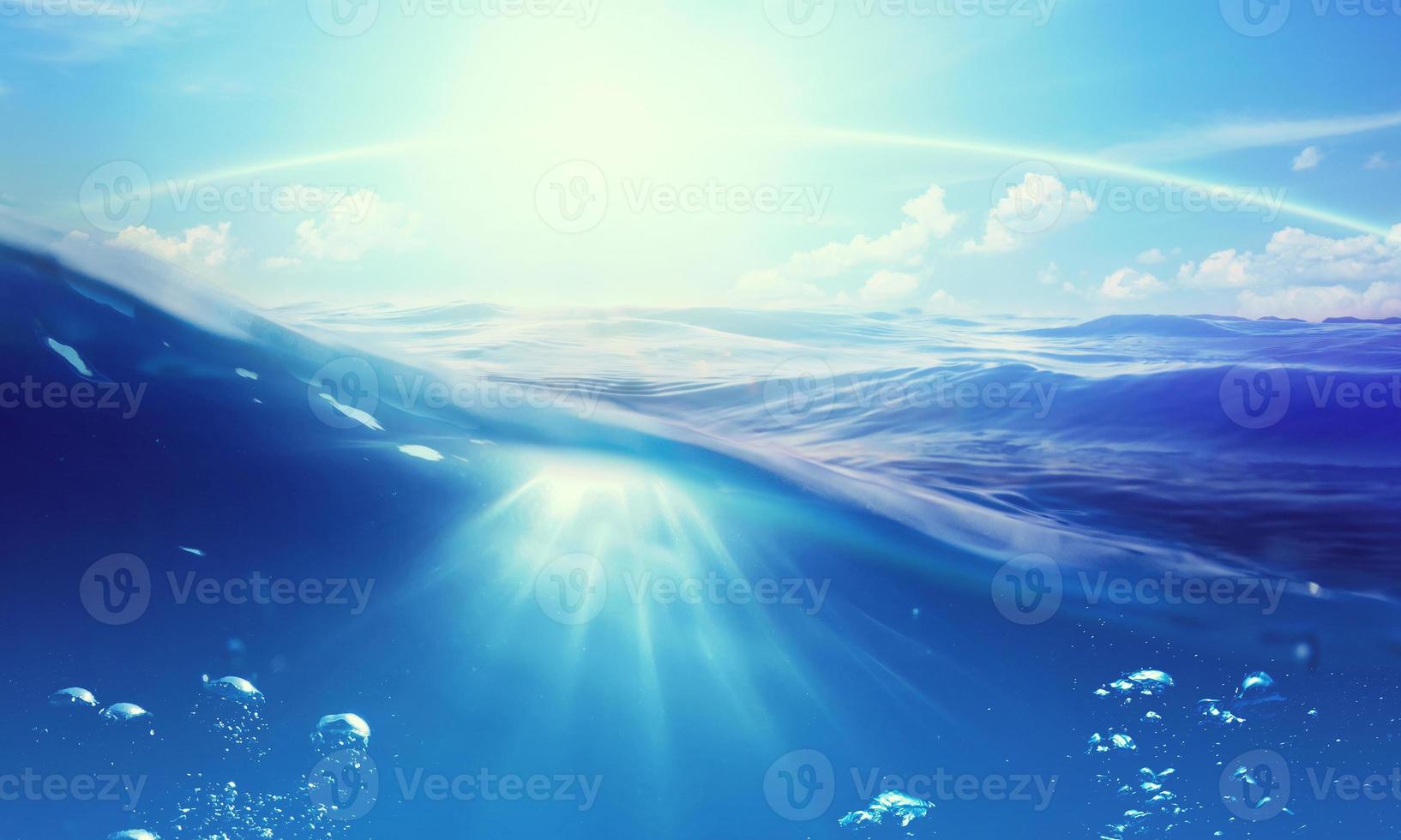 luce solare riflessa sul mare foto